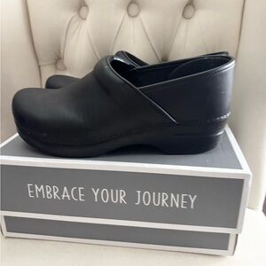 EUC Dansko black oiled leather professional clogs. 40 narrow